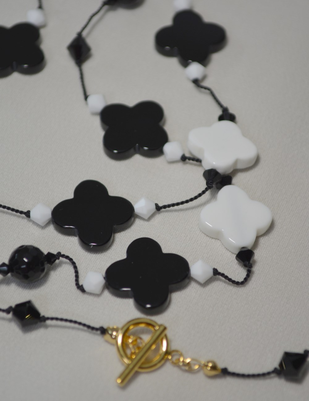 ブラック＆ホワイトオニキス　フラワーロングネックレス 9,620円