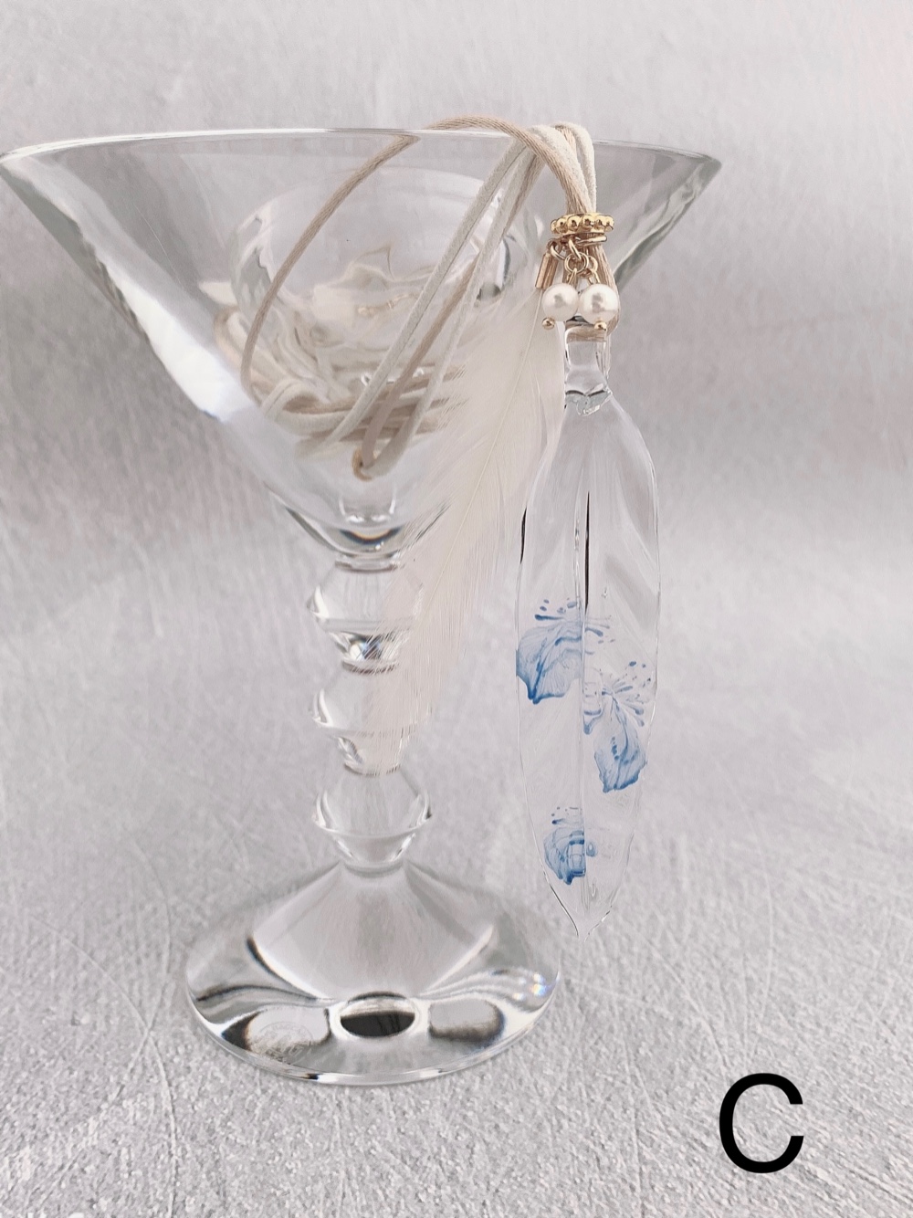 ガラス青い羽のネックレス C