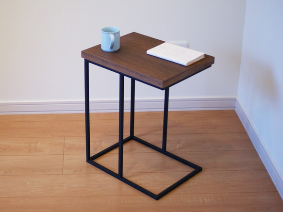 ウォールナット × アイアン　コの字型サイドテーブル 4枚目の画像