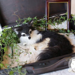 羊毛フェルトの犬（伏せポーズ閉じ口）全長25cm一部ペットの毛使用可 3枚目の画像