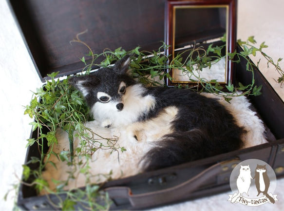 羊毛フェルトの犬（伏せポーズ閉じ口）全長25cm一部ペットの毛使用可 3枚目の画像
