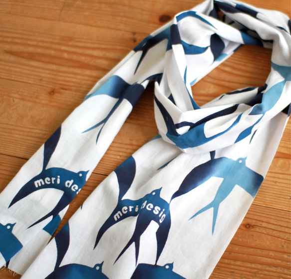 【2,000円以上で送料無料】てぬぐいスカーフ『ツバメ　コン』（ 浜松注染てぬぐい） 2枚目の画像