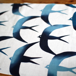 【2,000円以上で送料無料】てぬぐいスカーフ『ツバメ　コン』（ 浜松注染てぬぐい） 3枚目の画像