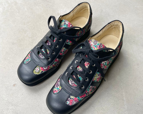 大人のための上品レザースニーカー（ブラック/花柄） スニーカー B.F.M