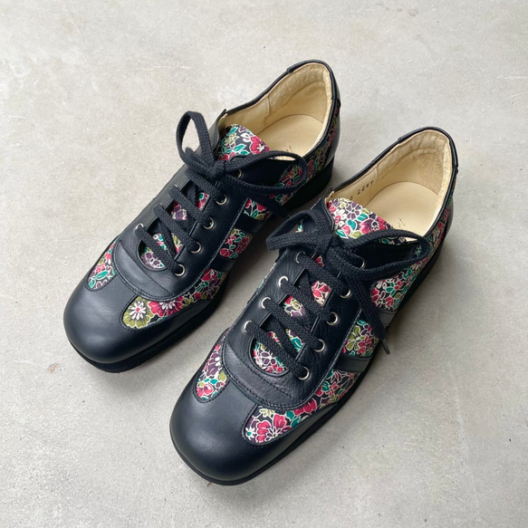 大人のための上品レザースニーカー（ブラック/花柄） スニーカー B.F.M