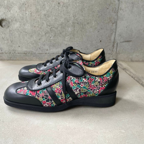 大人のための上品レザースニーカー（ブラック/花柄） スニーカー B.F.M