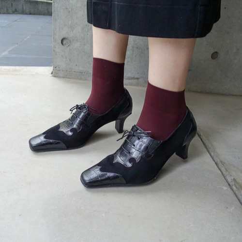 魅力あふれるレースアップパンプス（ブラック型押し） パンプス