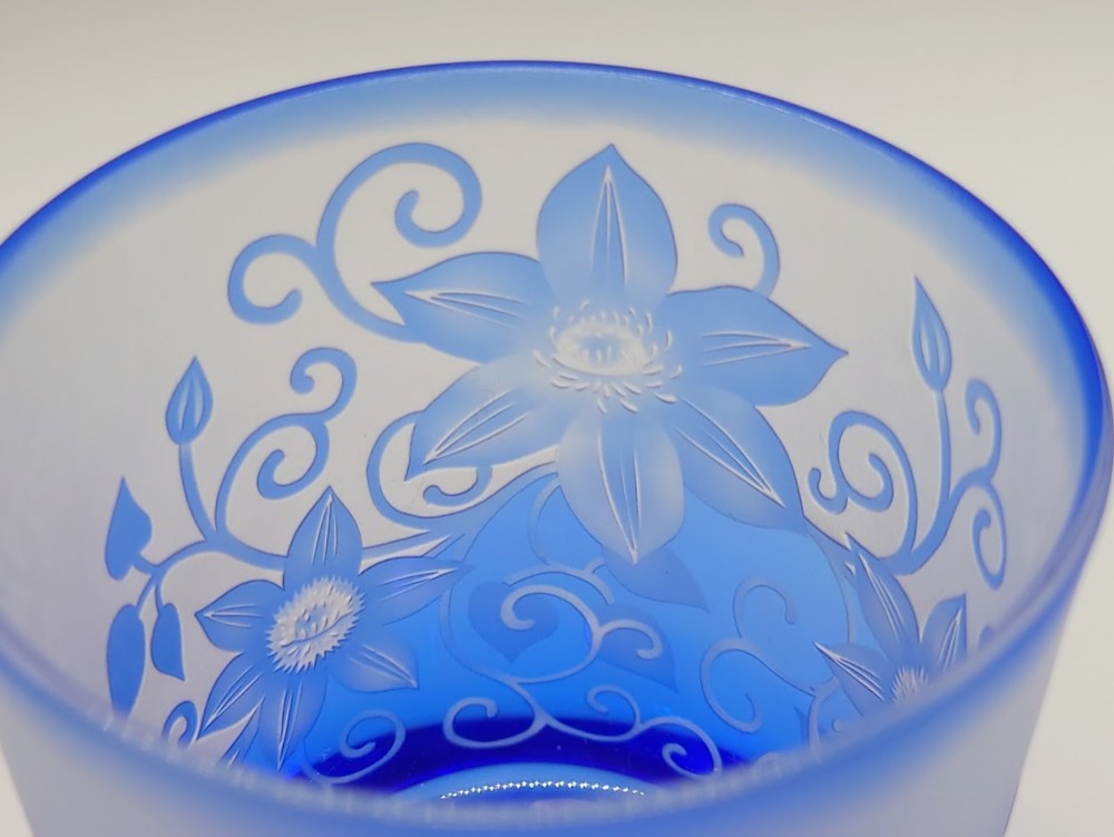 「鉄線唐草」 ロックグラス　サンドブラスト　青藍