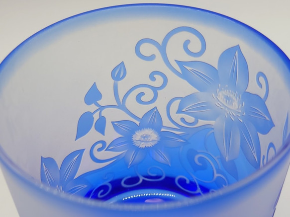 「鉄線唐草」 ロックグラス　サンドブラスト　青藍 6枚目の画像