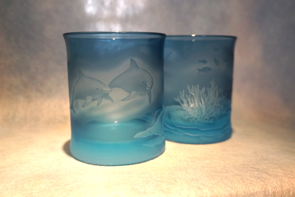 【sold out】「イルカと珊瑚」 サンドブラスト グラス 青 イルカ 珊瑚 1枚目の画像