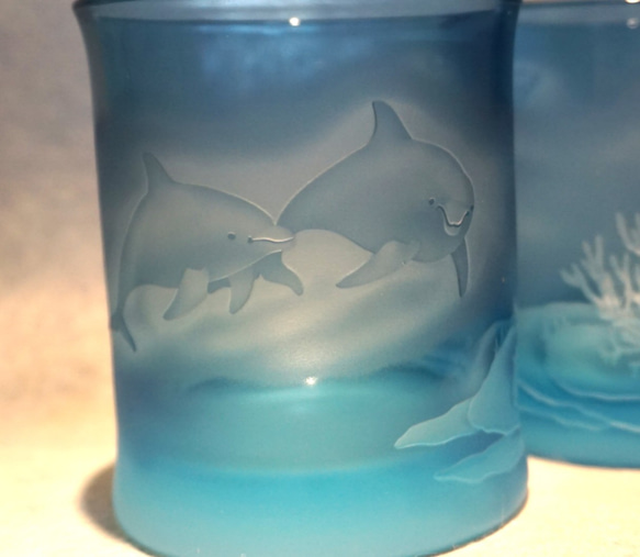【sold out】「イルカと珊瑚」 サンドブラスト グラス 青 イルカ 珊瑚 2枚目の画像