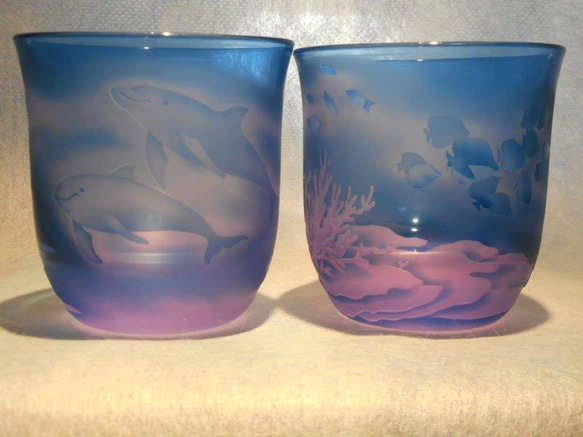 【sold out】「イルカと珊瑚」 サンドブラスト グラス 青 ネオジウム イルカ 珊瑚 1枚目の画像