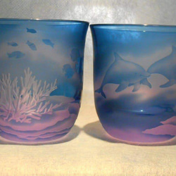 【sold out】「イルカと珊瑚」 サンドブラスト グラス 青 ネオジウム イルカ 珊瑚 2枚目の画像