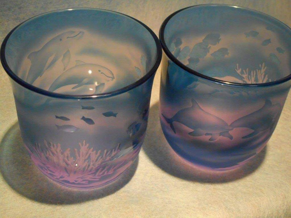 【sold out】「イルカと珊瑚」 サンドブラスト グラス 青 ネオジウム イルカ 珊瑚 4枚目の画像