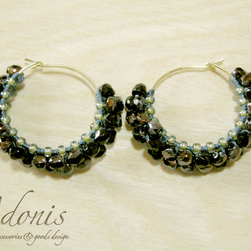ビーズたっぷりフープピアス（ブラック） ピアス（フープ） Adonis  