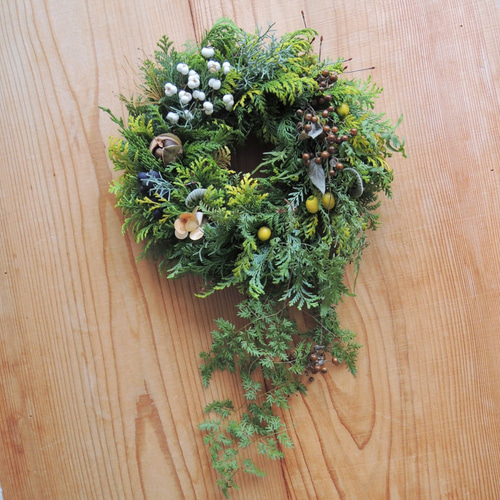 黄金ヒバとシダのリース リース 草冠 通販 8153994｜Creema(クリーマ