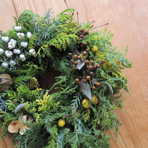 黄金ヒバとシダのリース リース 草冠 通販 8153994｜Creema(クリーマ