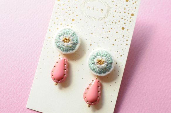 ＜titi～ナンデモナイヒノ耳飾～＞刺繍ピアス◎ホースシュー/Happinessグリーン×ピンク◎アレルギー変更可 4枚目の画像