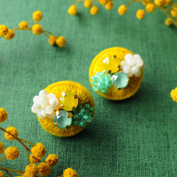 ＜Stella～遊び好きの星～＞刺繍イヤリング「ジュエルJewe/ミモザmimosa」/アレルギー対応パーツ変更可能 1枚目の画像