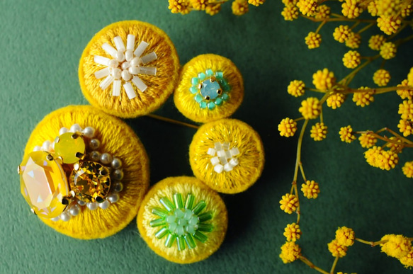 ＜Stella～星のはじまり～＞刺繍ブローチ「mimosa/ミモザ」 4枚目の画像