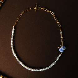 &lt;永恆的蝴蝶～項鍊上的蝴蝶～&gt;極光藍白珍珠項鍊 第1張的照片