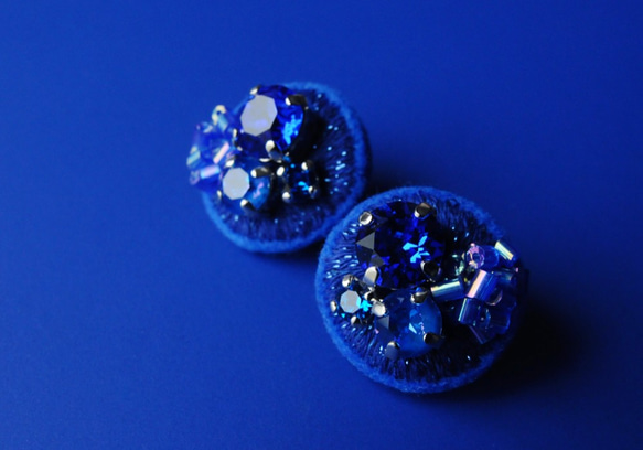 &lt;史黛拉～俏皮的星星～&gt;刺繡耳環「寶石寶石/藍夜」/防過敏零件可更換 第1張的照片