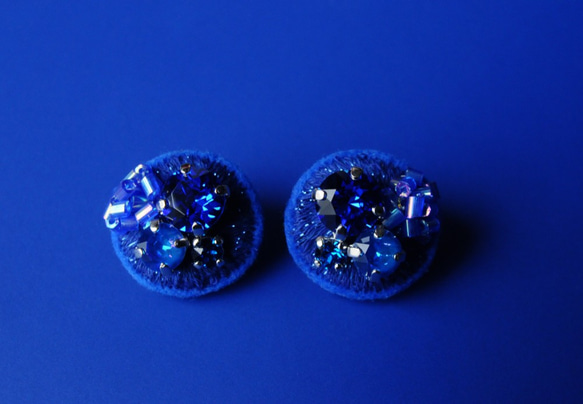 &lt;史黛拉～俏皮的星星～&gt;刺繡耳環「寶石寶石/藍夜」/防過敏零件可更換 第2張的照片