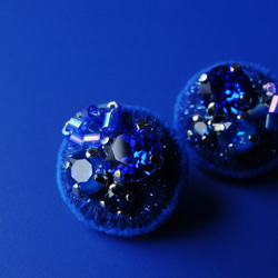 &lt;史黛拉～俏皮的星星～&gt;刺繡耳環「寶石寶石/藍夜」/防過敏零件可更換 第3張的照片