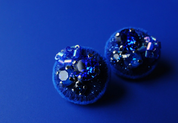 &lt;史黛拉～俏皮的星星～&gt;刺繡耳環「寶石寶石/藍夜」/防過敏零件可更換 第3張的照片