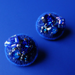 &lt;史黛拉～俏皮的星星～&gt;刺繡耳環「寶石寶石/藍夜」/防過敏零件可更換 第5張的照片