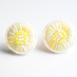 ＜Stella～遊び好きの星～＞刺繍イヤリング◎lemon/レモンの香色◎イエロー★アレルギー対応パーツ変更可能 1枚目の画像