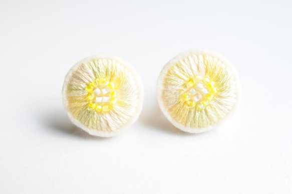 ＜Stella～遊び好きの星～＞刺繍イヤリング◎lemon/レモンの香色◎イエロー★アレルギー対応パーツ変更可能 1枚目の画像