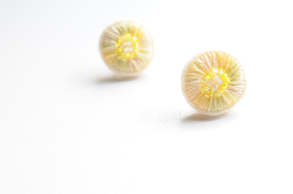 ＜Stella～遊び好きの星～＞刺繍イヤリング◎lemon/レモンの香色◎イエロー★アレルギー対応パーツ変更可能 2枚目の画像