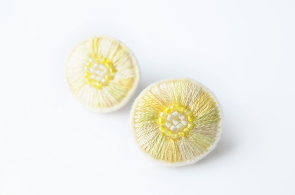 ＜Stella " Sis " ～遊び好きの星～＞刺繍イヤリング◎lemon/レモンの香色★アレルギー対応パーツ変更可能 1枚目の画像