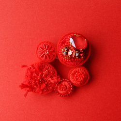 &lt;Stella～星星的開始～&gt; 鮮紅色刺繡胸針◎紅/紅紅◎施華洛世奇 第1張的照片