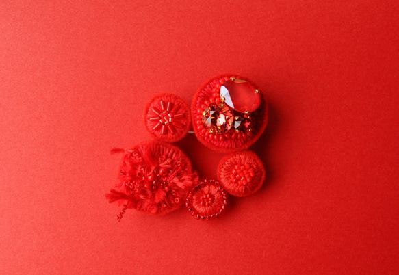 &lt;Stella～星星的開始～&gt; 鮮紅色刺繡胸針◎紅/紅紅◎施華洛世奇 第1張的照片