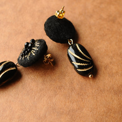 &lt;titi~Nandemonaihino Earrings~&gt;刺繡耳環◎黑色x金色◎防過敏/長耳環可更換 第3張的照片