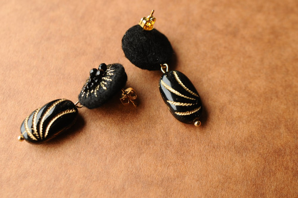 &lt;titi~Nandemonaihino Earrings~&gt;刺繡耳環◎黑色x金色◎防過敏/長耳環可更換 第3張的照片