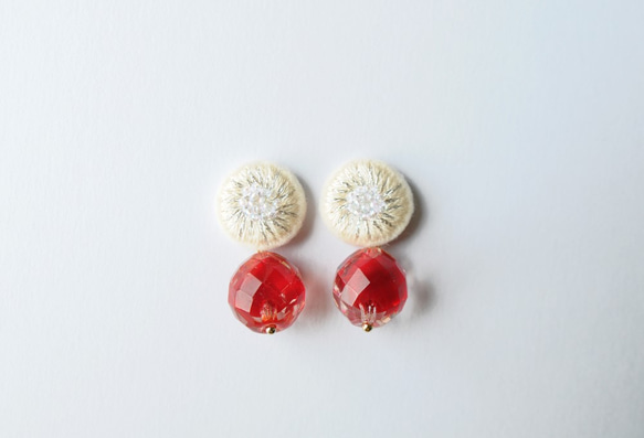 &lt;titi ~Nandemonaihino Earrings~&gt;刺繡耳環◎白色x蔓越莓◎低過敏性多變 第3張的照片