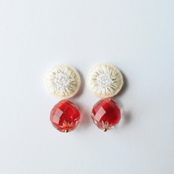 &lt;titi~Nandemonaihino Earrings~&gt;刺繡耳環◎白色x蔓越莓◎防過敏/長耳環可更換 第4張的照片