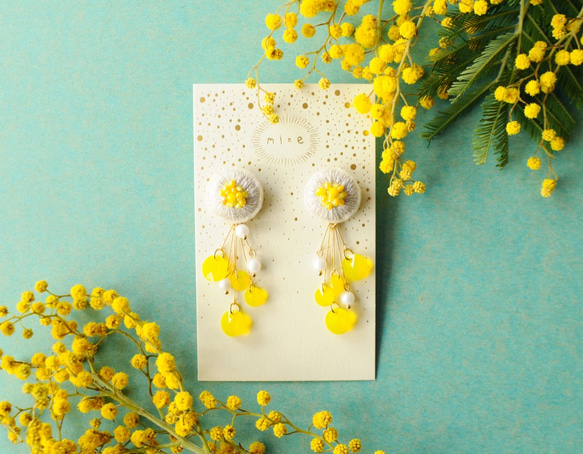 ＜titi～ナンデモナイヒノ耳飾～＞刺繍イヤリング◎ミモザ/mimosa◎アレルギー対応変更可能 1枚目の画像