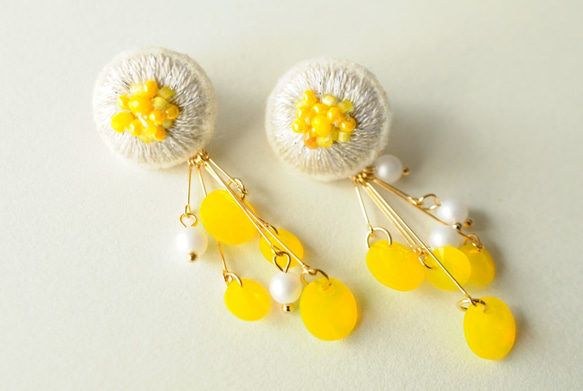 ＜titi～ナンデモナイヒノ耳飾～＞刺繍イヤリング◎ミモザ/mimosa◎アレルギー対応変更可能 4枚目の画像