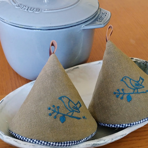 sale★三角・円錐型の鍋つかみ♡ストウブ ル・クルーゼ♡北欧♡ 鍋つかみ/ストウブ/ル・クルーゼ/土鍋/円錐型/三角/手刺繍/リネン