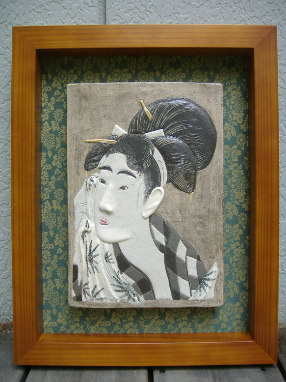 浮世絵レリーフ陶板・歌麿「汗を拭く女」 2枚目の画像