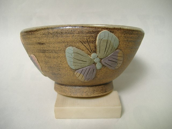 蝶のレリーフお茶碗 3枚目の画像