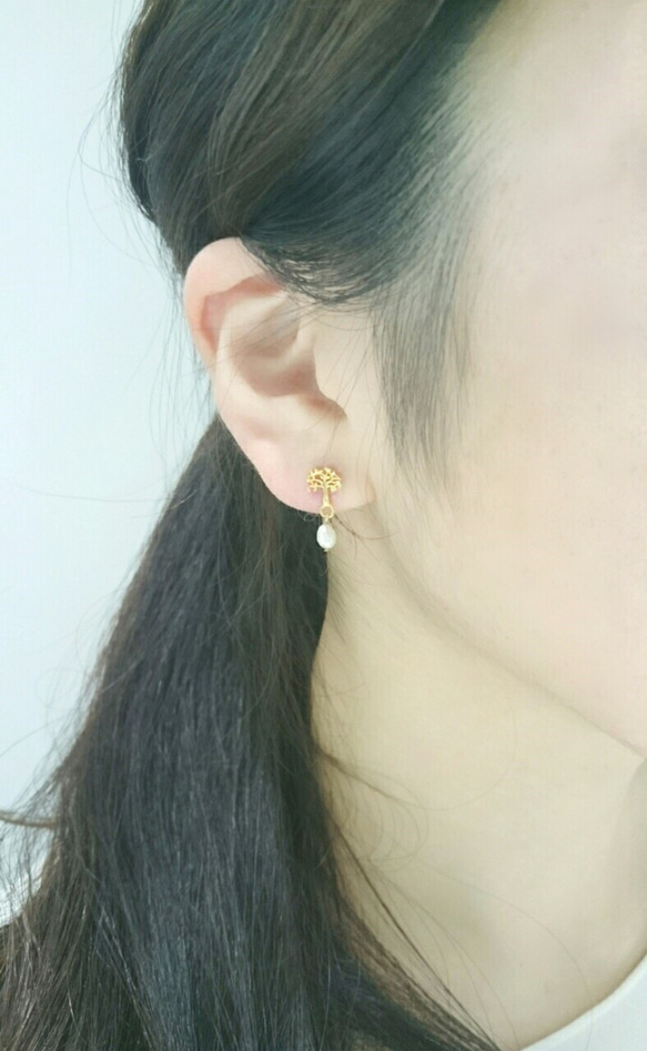 【*TY*】Gold tree and Fresh pearl pierces 2枚目の画像