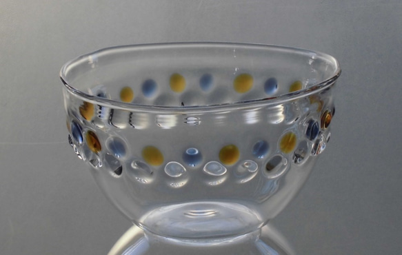 耐熱ガラスのボール（お椀）型食器。カラフルドットがきれい。どんぶりにもＯＫ！ 1枚目の画像