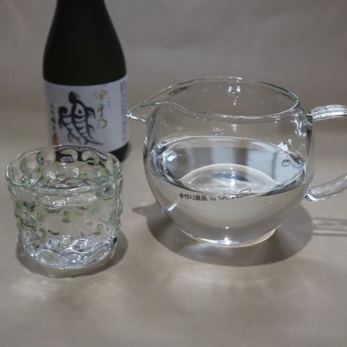 耐熱ガラスのピッチャー。取手付で湯冷ましやお茶、ドレッシング