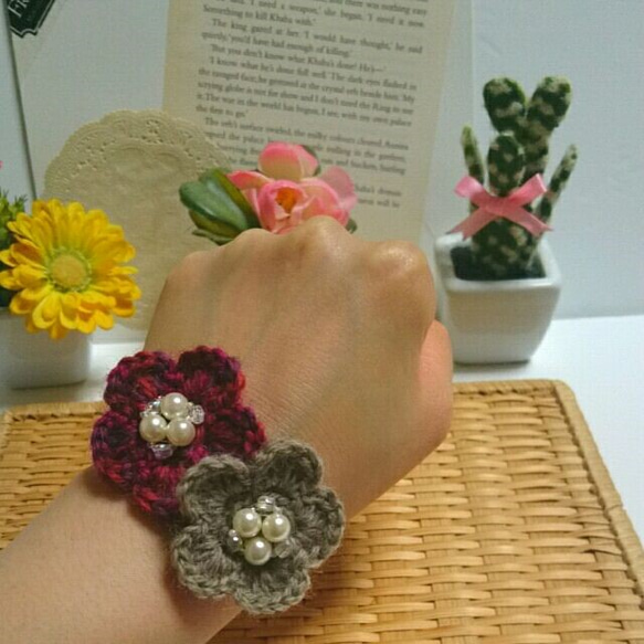 小ぶり花が可愛い❤2個セット❤手編お花のビッグパールヘアゴム 3枚目の画像
