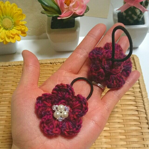 小ぶり花が可愛い❤2個セット❤手編お花のビッグパールヘアゴム 1枚目の画像